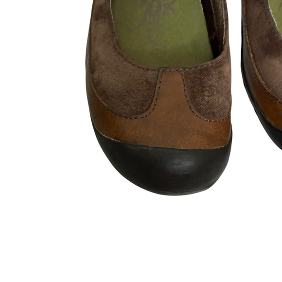 Merrell Brown and Black Casual Shoes with Classic Design Size 7.5 - Picture 2 of 10